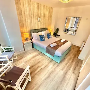 https://apt-coastal-vibes-stunning-with-king-size-bed-and.tophotelsbath.com